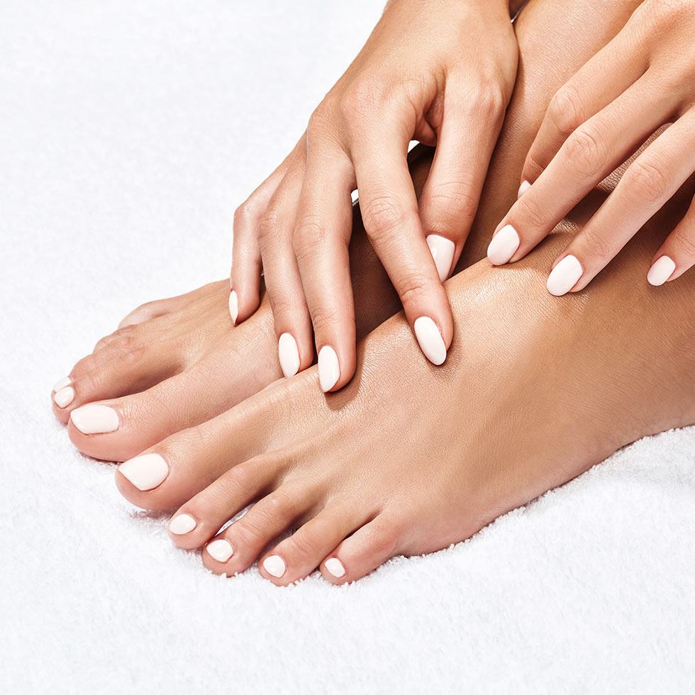 Manicura semipermanente y pedicura normal